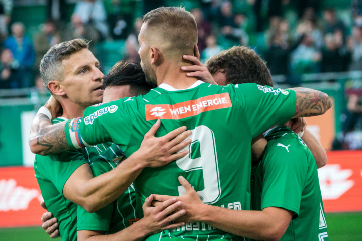 Das Bild zeigt das Team des SK Rapid beim Jubeln.