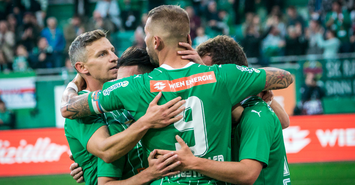 Das Bild zeigt das Team des SK Rapid beim Jubeln.